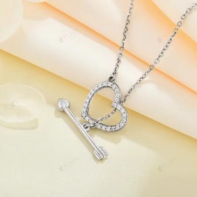 YASVITTI 925 สตอร์ลิ่ง เหรียญเงิน สร้อยคอผู้หญิง 'ลูกศรหนึ่งผ่านหัวใจ' หิน Zircon ของขวัญปาร์ตี้วันวาเลนไทน์