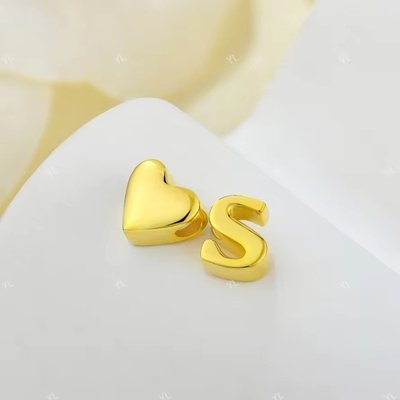 YASVITTI เครื่องประดับประจําตัว เหรียญจดหมายรักทอง S Pendant 925 เงินสตอร์ลิ่ง หัวใจประจําตัวสําหรับผู้หญิง