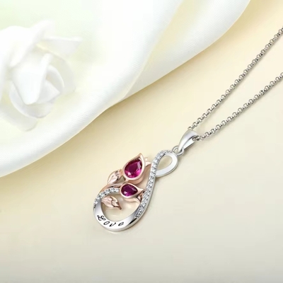 YASVITTI 925 เงินสเตอร์ลิ่ง คลาสสิก Ruby Rose Flower Pendant Necklace Cubic Zircon Love Engraved Necklace ขายปลีก