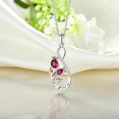 YASVITTI 925 เงินสเตอร์ลิ่ง คลาสสิก Ruby Rose Flower Pendant Necklace Cubic Zircon Love Engraved Necklace ขายปลีก