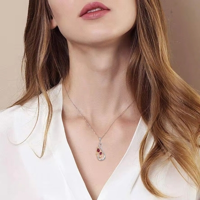 YASVITTI 925 เงินสเตอร์ลิ่ง คลาสสิก Ruby Rose Flower Pendant Necklace Cubic Zircon Love Engraved Necklace ขายปลีก