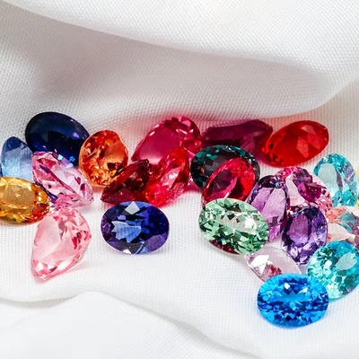 สี 6 * 8 มิลลิเมตร Oval Cut หินเพชร 22 หลายสี 1.5ct Sapphire Ruby Emerald หินเพชรลอย