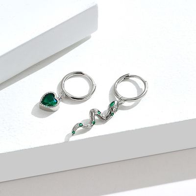 2.1x0.7cm 2.3g ต่างหูรูปหัวใจสีเงินคริสตัลงู Hoop ต่างหู OEM