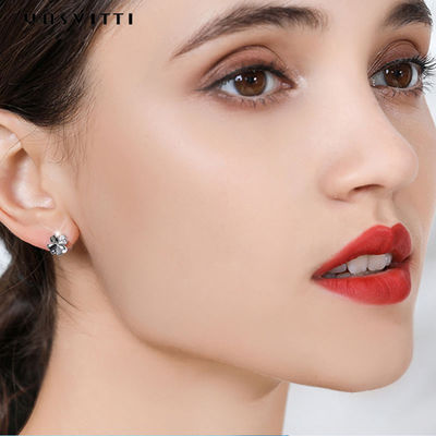 0.7 ซม. 0.07 ออนซ์ Four Leaf Clover Stud ต่างหู 925 เงินสเตอร์ลิงต่างหู ODM
